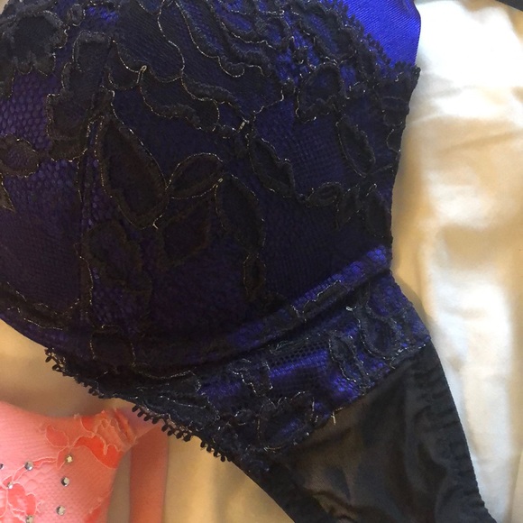 2 Victoria’s Secret bras - Picture 4 of 4